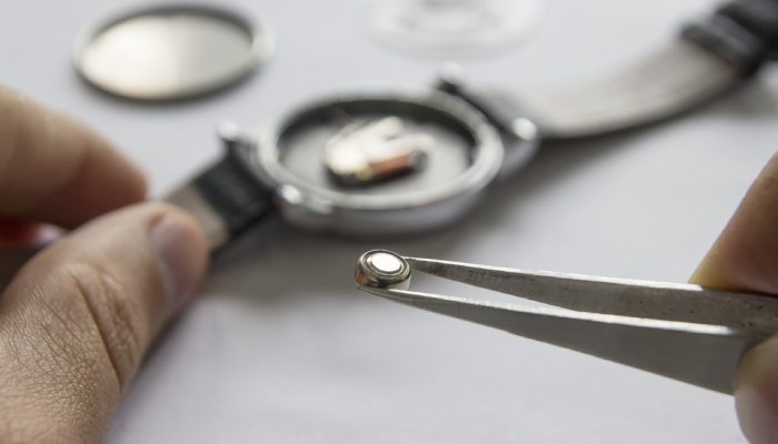 نحوه باز کردن درب پشت ساعت